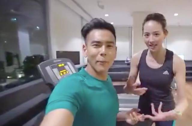 长发|张钧甯身材好棒,穿超短裙秀美腿,为拍戏剪长发