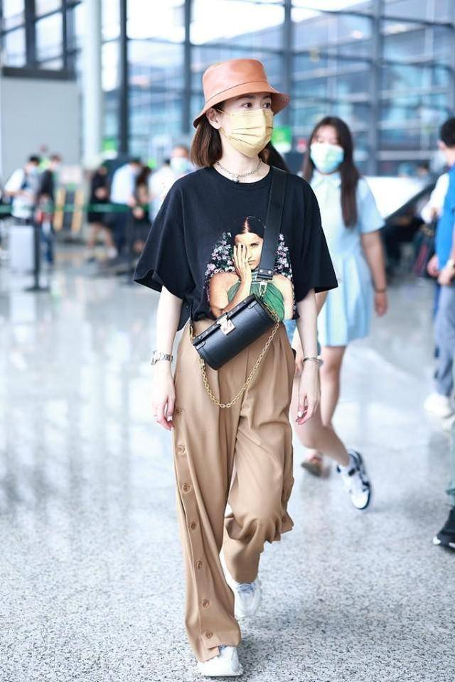 保鲜|佘诗曼颜值“保鲜”，穿阔腿裤秀骨感身材，46岁走路带风好潇洒