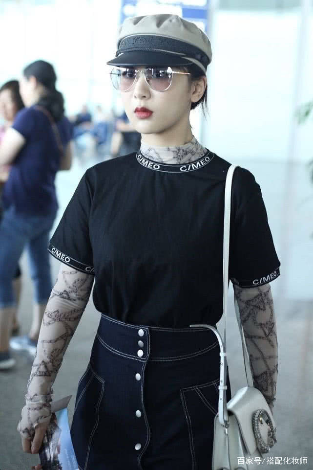 杨紫来|杨紫来机场，防晒做得很到位，一条牛仔裙搭凉鞋休闲好看！