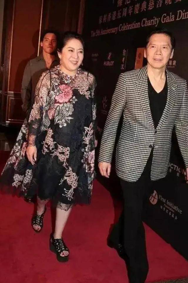 骨子里|向太胖得真富态，穿花哨的“大妈裙”也不俗气，骨子里透着阔太范