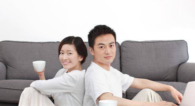 肝脏|睡前常玩手机，身体若有3种表现，可能是肝病，不妨一看