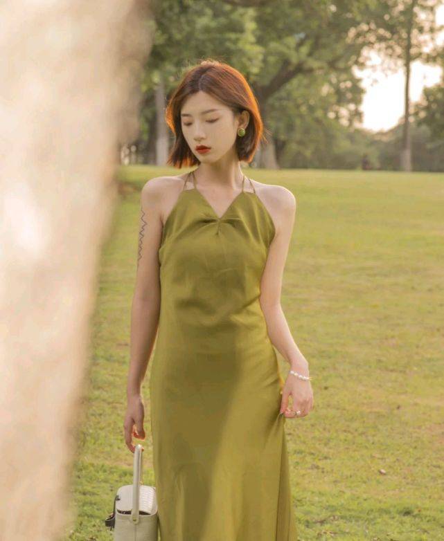 魅力|夏季怎能少得了穿吊带连衣裙？穿上合适的吊带连衣裙，凉爽又温柔