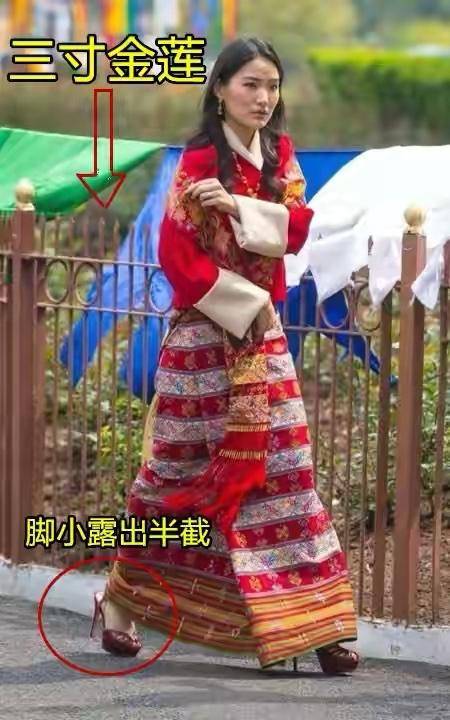 因为|不丹王后怀二胎变调皮,躲在国王身后藏着孕肚,偏要穿绣花高跟鞋