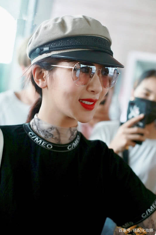 杨紫来|杨紫来机场，防晒做得很到位，一条牛仔裙搭凉鞋休闲好看！