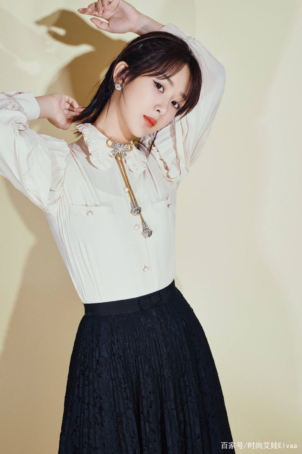 身材|杨紫终于高调,7千衬衫配1万半裙亮相首映礼,连换两造型抢尽风头