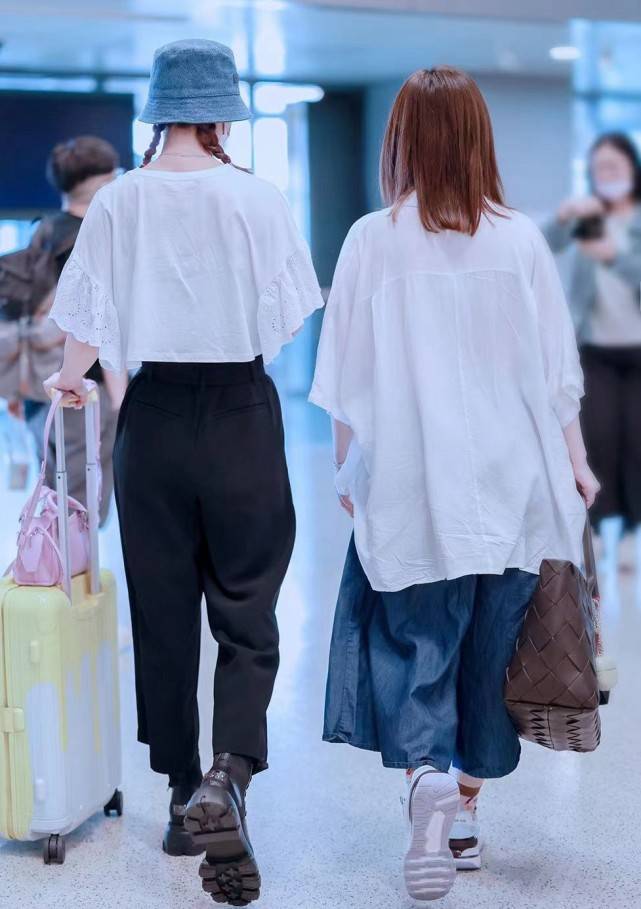 体重|Twins合体现身机场,阿娇不爱打扮乱穿衣,低调得像阿Sa助理