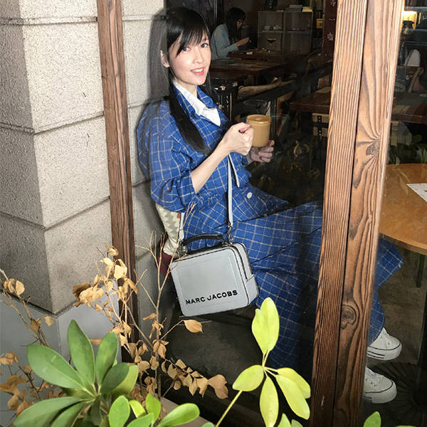 显得|52岁周慧敏现身街头,穿衬衫裙清纯又减龄,“冻龄”颜值让人惊叹