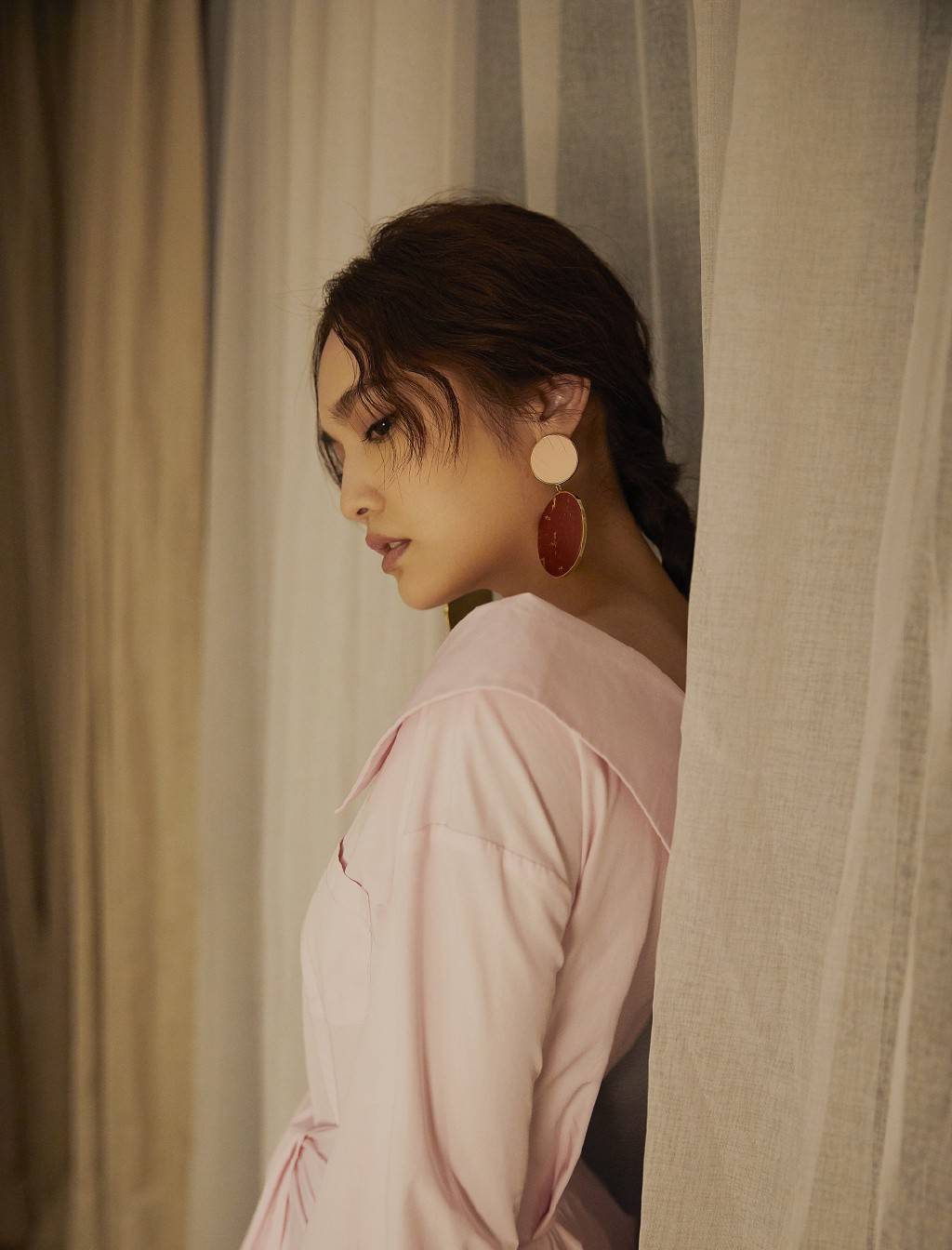 写真照|杨丞琳粉色衬衫裙配“二筒”耳环，甜美又霸气，锁骨更是吸睛