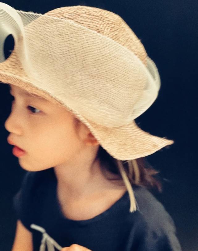 草帽|黄磊小女儿长得像爸不够美！颜值输给姐姐，穿T恤戴草帽却潮多了