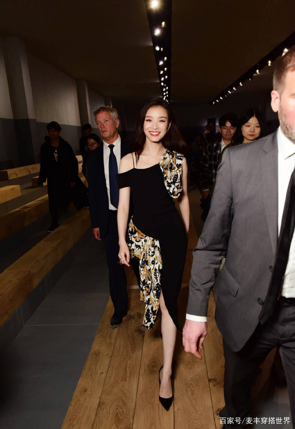 鱼尾|倪妮气质真好，穿淡蓝色上衣配围裹半身裙，清新淡雅高级感满满