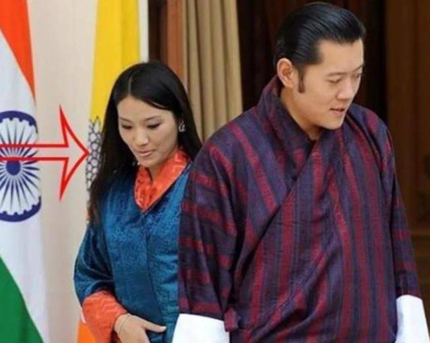 因为|不丹王后怀二胎变调皮,躲在国王身后藏着孕肚,偏要穿绣花高跟鞋