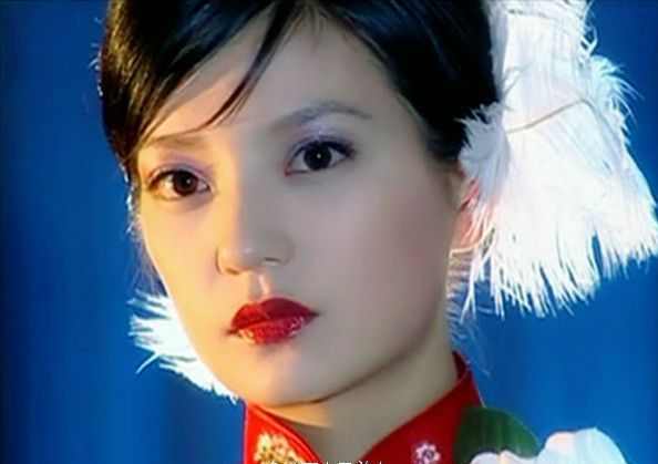 梦萍第一次去大上海舞厅就出事了,为何依萍待那么久都没出事?_易萍