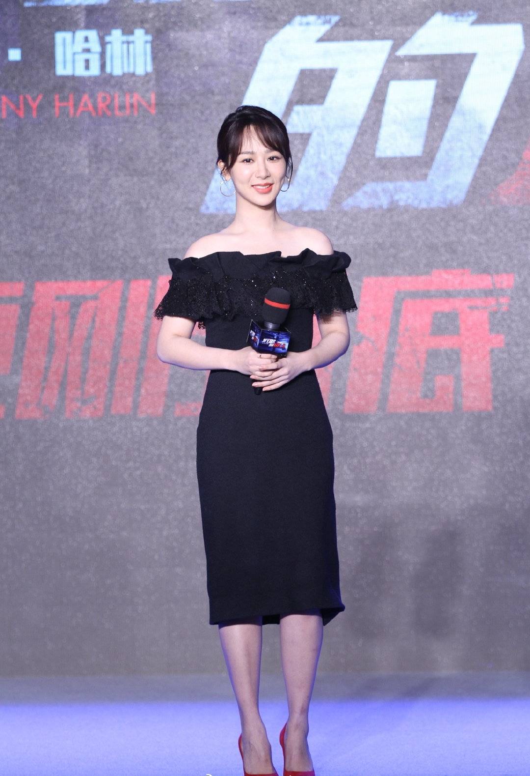 身材|杨紫终于找对风格，穿一字肩长裙秀天鹅颈太美了，高级大气很惊艳