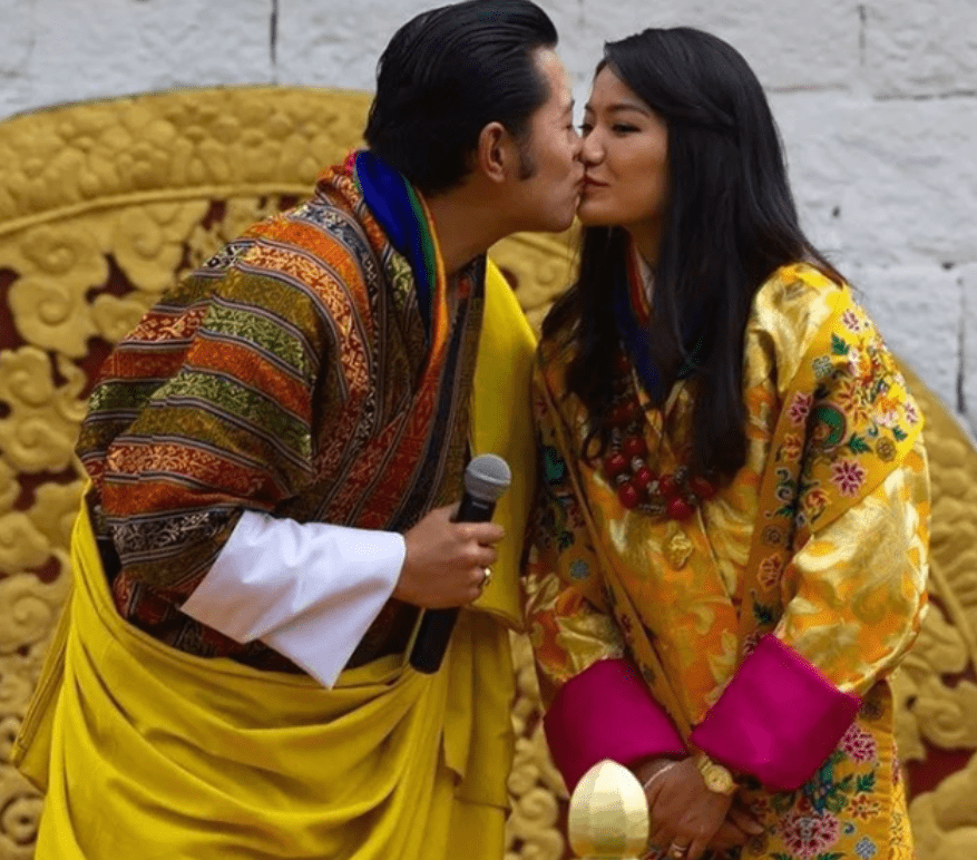 因为|不丹王后怀二胎变调皮，躲在国王身后藏着孕肚，偏要穿绣花高跟鞋