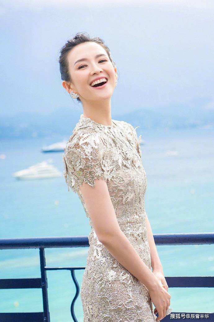 设计|章子怡穿衣真有“心机”，一身白色礼服裙秀蛮腰，美得高级又迷人