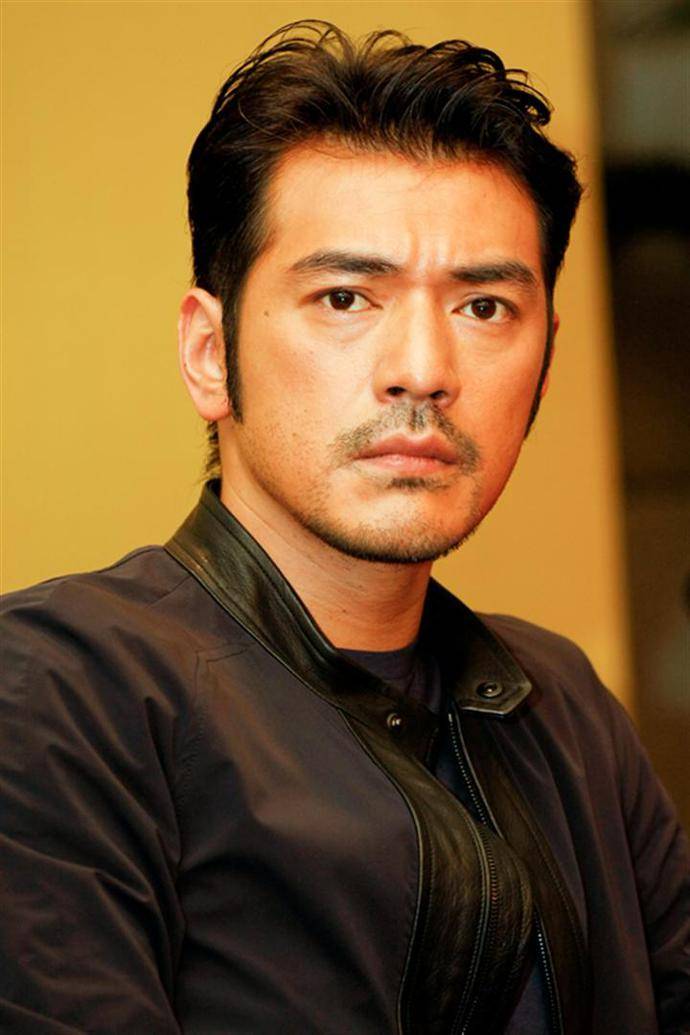 原创知情人曝金城武半退休生活:在家躺平钻研医术,给女老板开药方