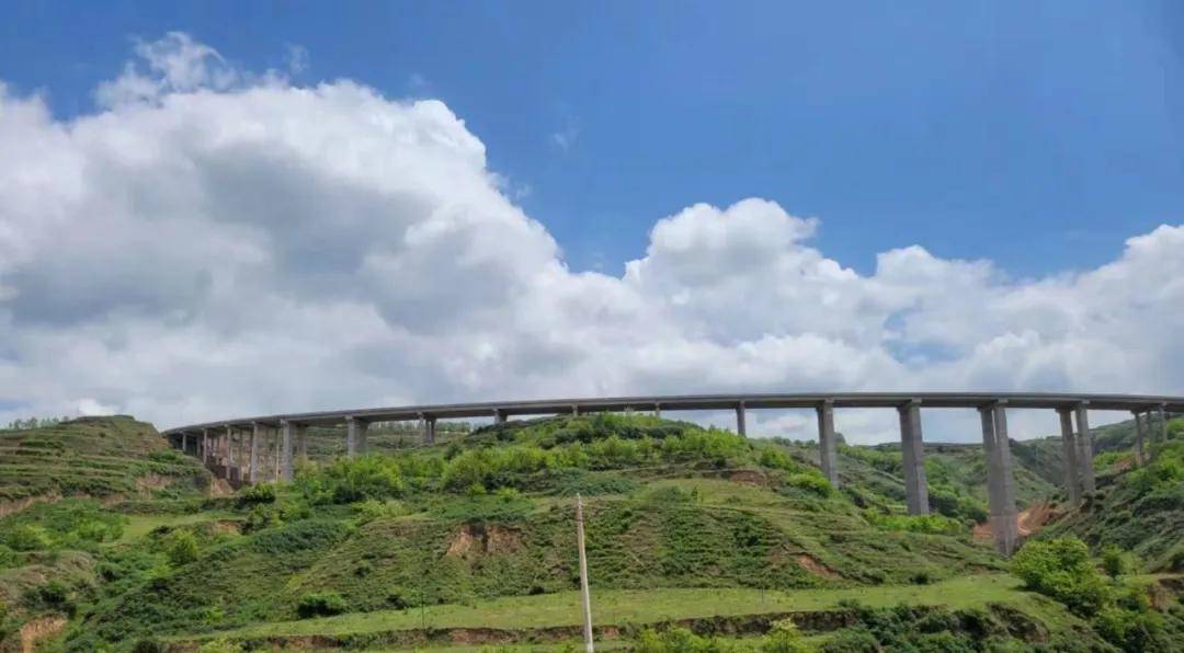 祝贺陕建华山路桥集团承建的平华一级公路正式投入试运营