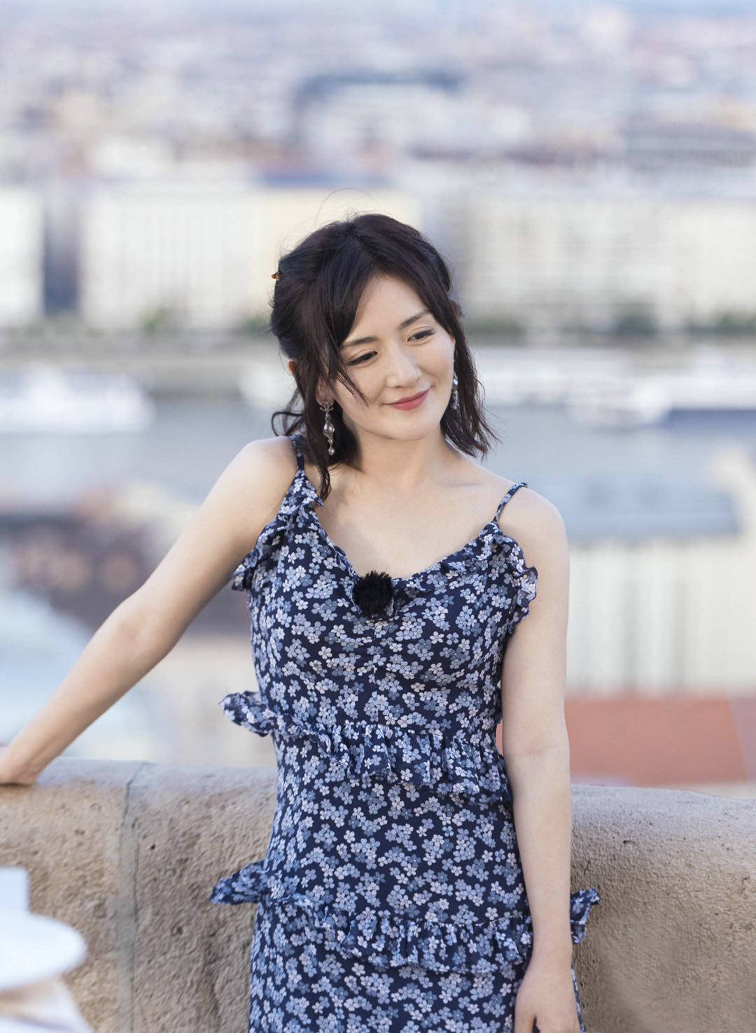 郭碧婷|女星都爱穿的碎花裙,郭碧婷佘诗曼好优雅,辣妈谢娜张子萱太少女