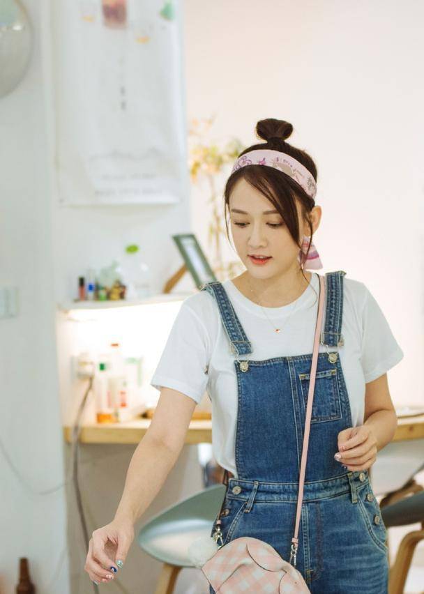 陈乔恩|陈乔恩恋爱后状态更年轻，穿背心短裙美出少女感，哪有9岁年龄差