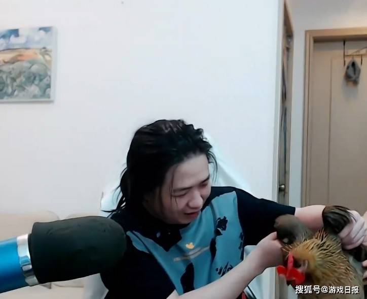 气质|王者荣耀德华摇滚旧照曝光？西装配玫瑰，和如今气质截然不同