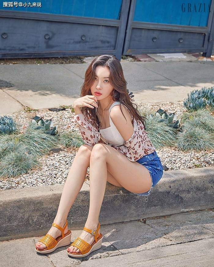 宣美|“南韩第一美腿”宣美，碎花裙惊艳登《红秀Grazia》，增肌后更美