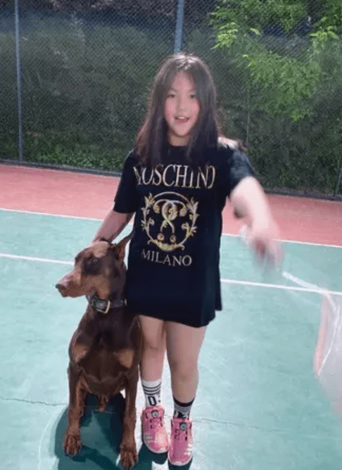 设计|李湘女儿穿公主裙拍广告，珠圆玉润很结实，一看就是富养出来的