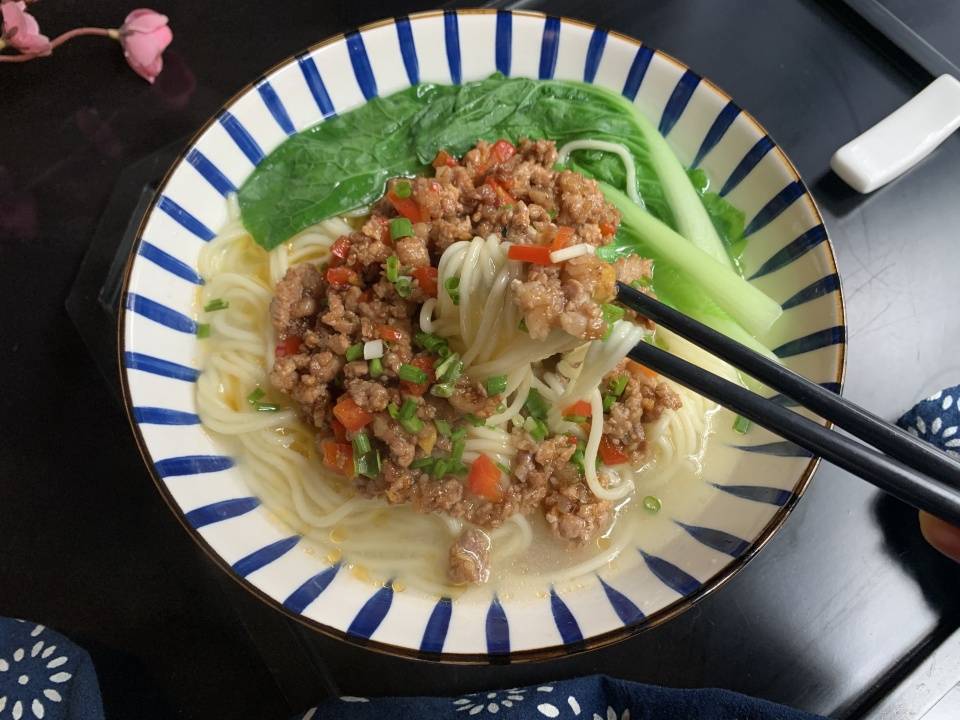 加入适量|晒晒早餐，10分钟就端上桌，做法简单，味道却特别赞，老少都爱吃