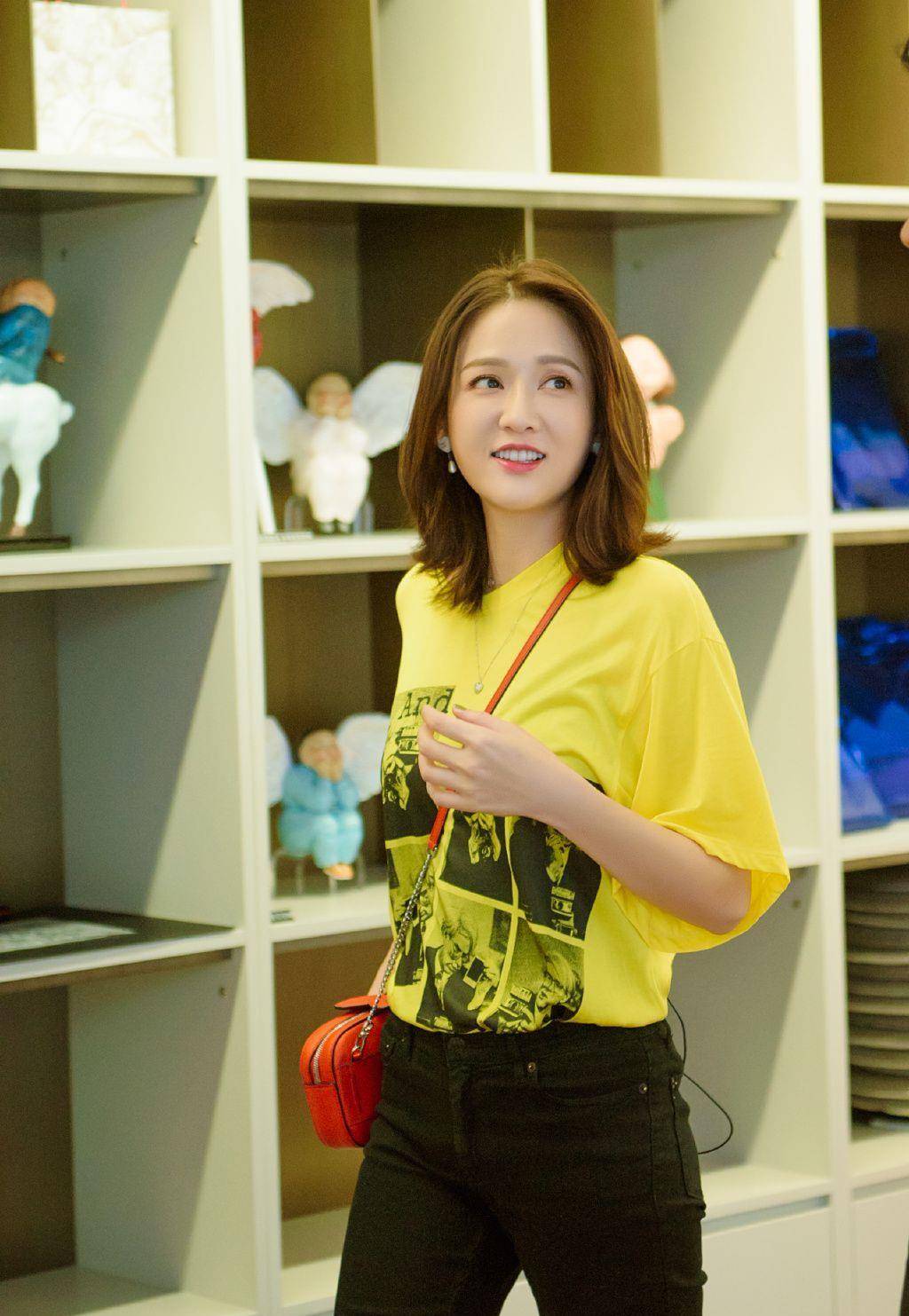 短裙|陈乔恩晒合照秀恩爱，打扮精致一点不像42岁，看着比小男友都嫩