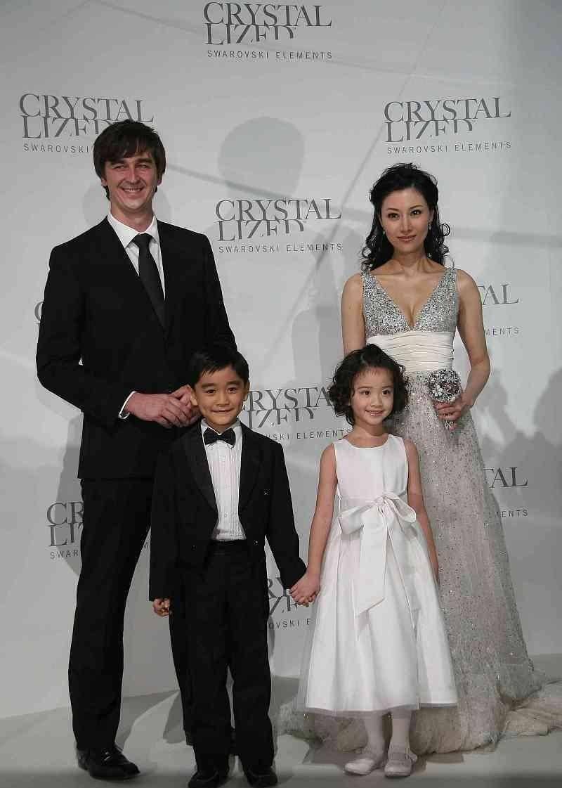 整体|李嘉欣虽然瘦却很健康,依旧有年轻时的样子,一袭长裙真挺美