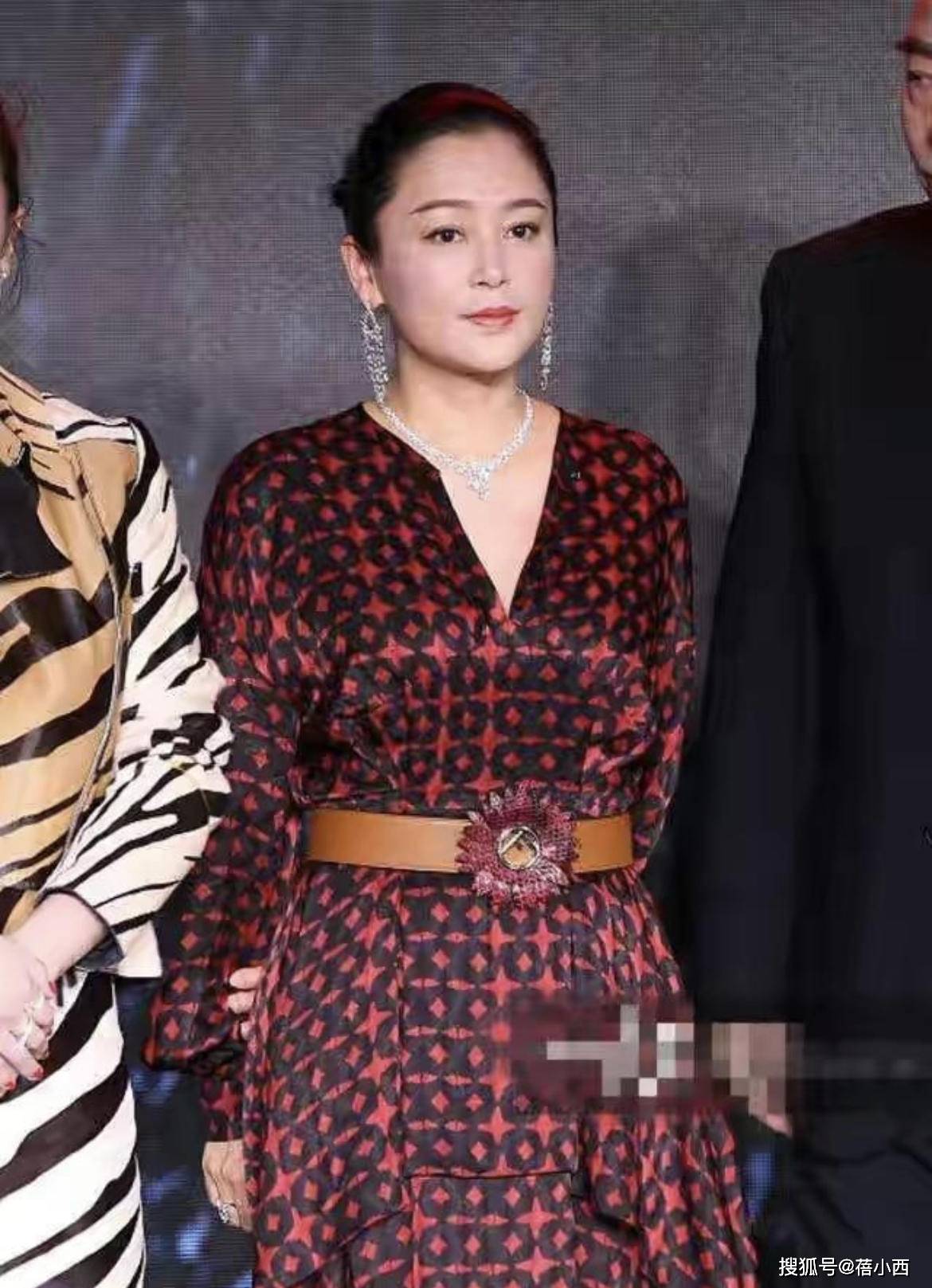 颜色|陈红真是“丝袜腿”代表，穿小红裙配黑丝袜亮相，这才叫风韵犹存