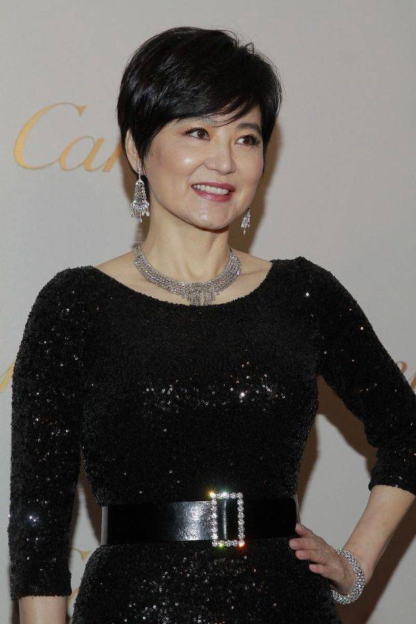 林青霞|林青霞不愧是“第一美女”，66岁穿修身连衣裙不见赘肉，太惊艳