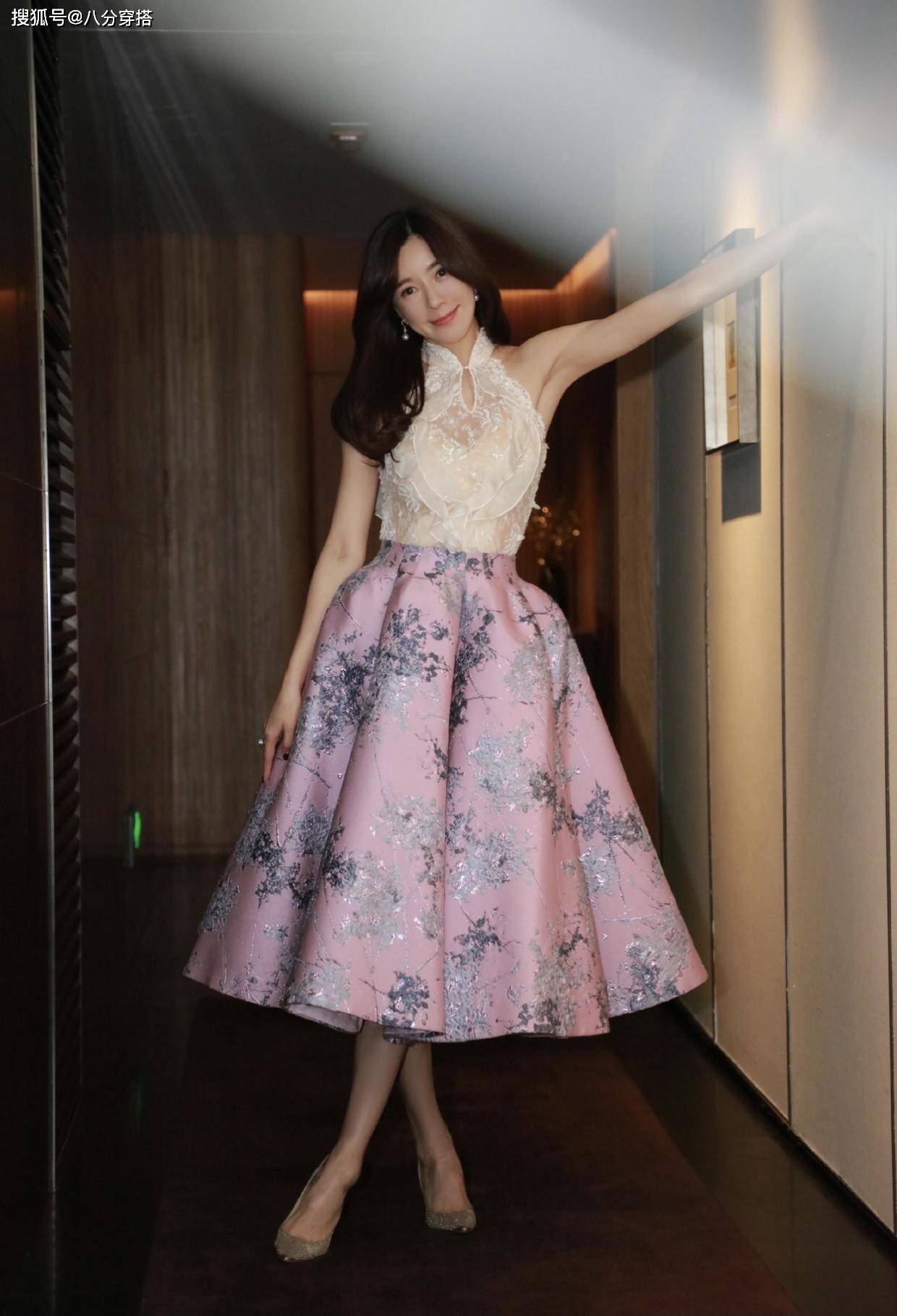 美眉|周韦彤对身材真自信，暗灰色抹胸连体裤配西装飒爽霸气，高挑有型