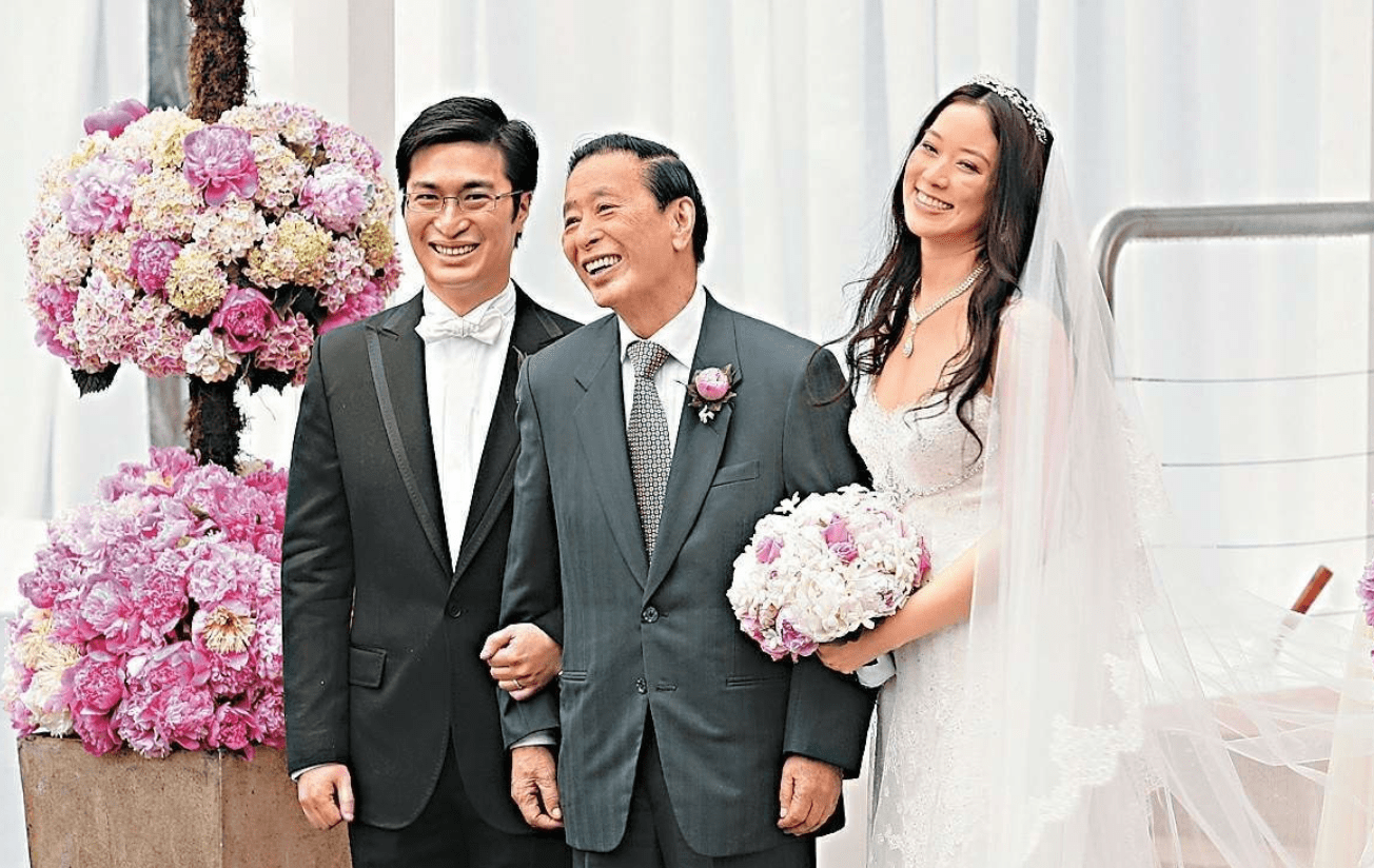 徐子淇陪李家诚出席活动 身着贴身上衣配短裙 看不出生过四个娃 趣味头条
