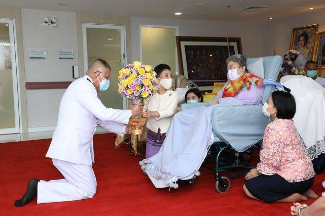 公主|泰王原配妻子生日当天亮相！坐轮椅也打扮得时髦，牛奶肌比女儿嫩