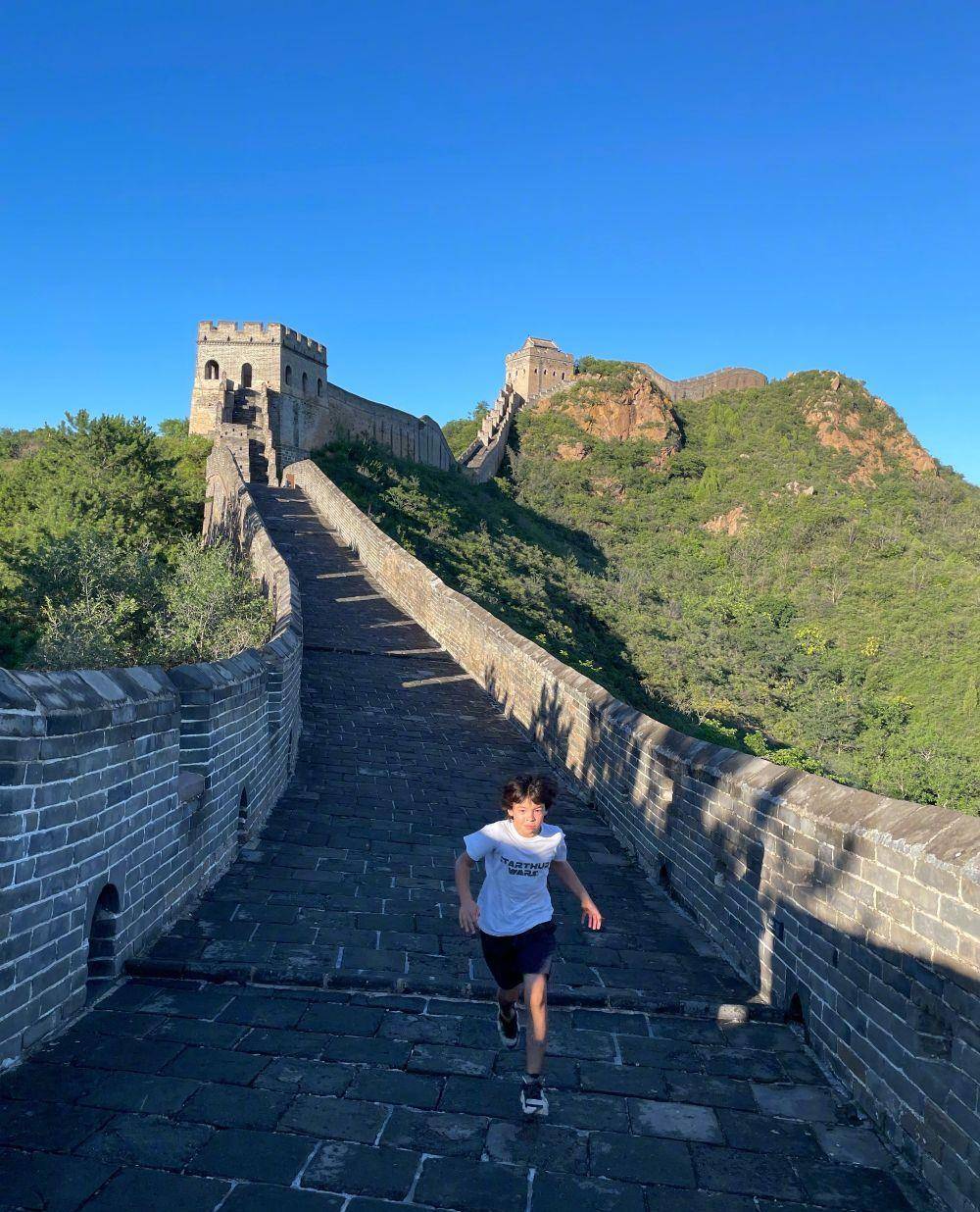 运动感|超模吕燕全家游长城，法国老公和混血儿子超帅，40岁身材依旧抢眼