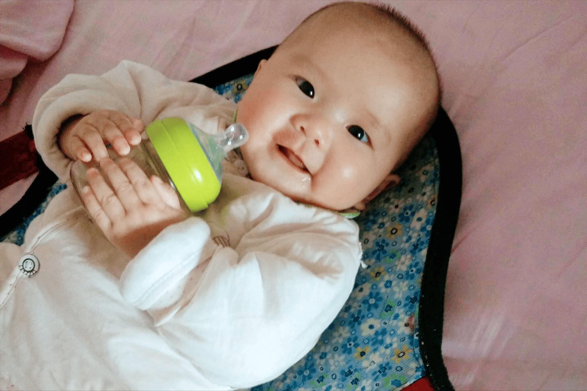 宝宝几个月会自己拿水杯喝水 4f3c2af7ec9f422f958808aa0c15f645.png