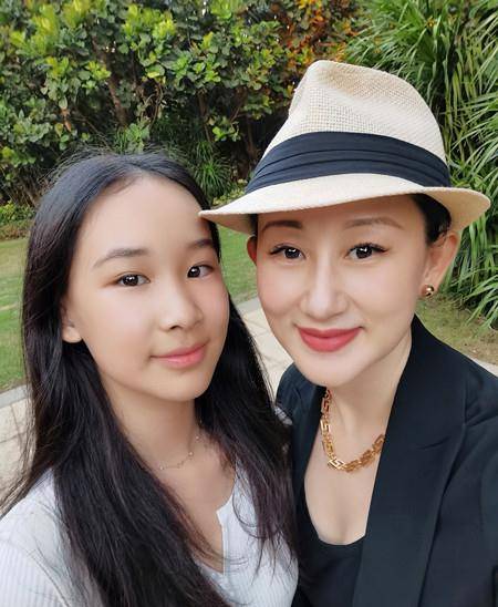 季节|赵文卓女儿离家半年大变样，13岁穿短裤超170，发育成熟似妈翻版