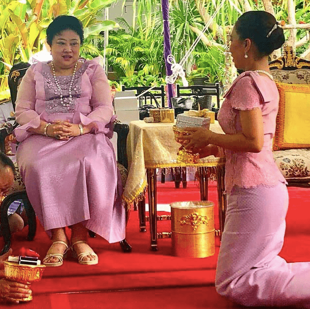 公主|泰王原配妻子生日当天亮相！坐轮椅也打扮得时髦，牛奶肌比女儿嫩
