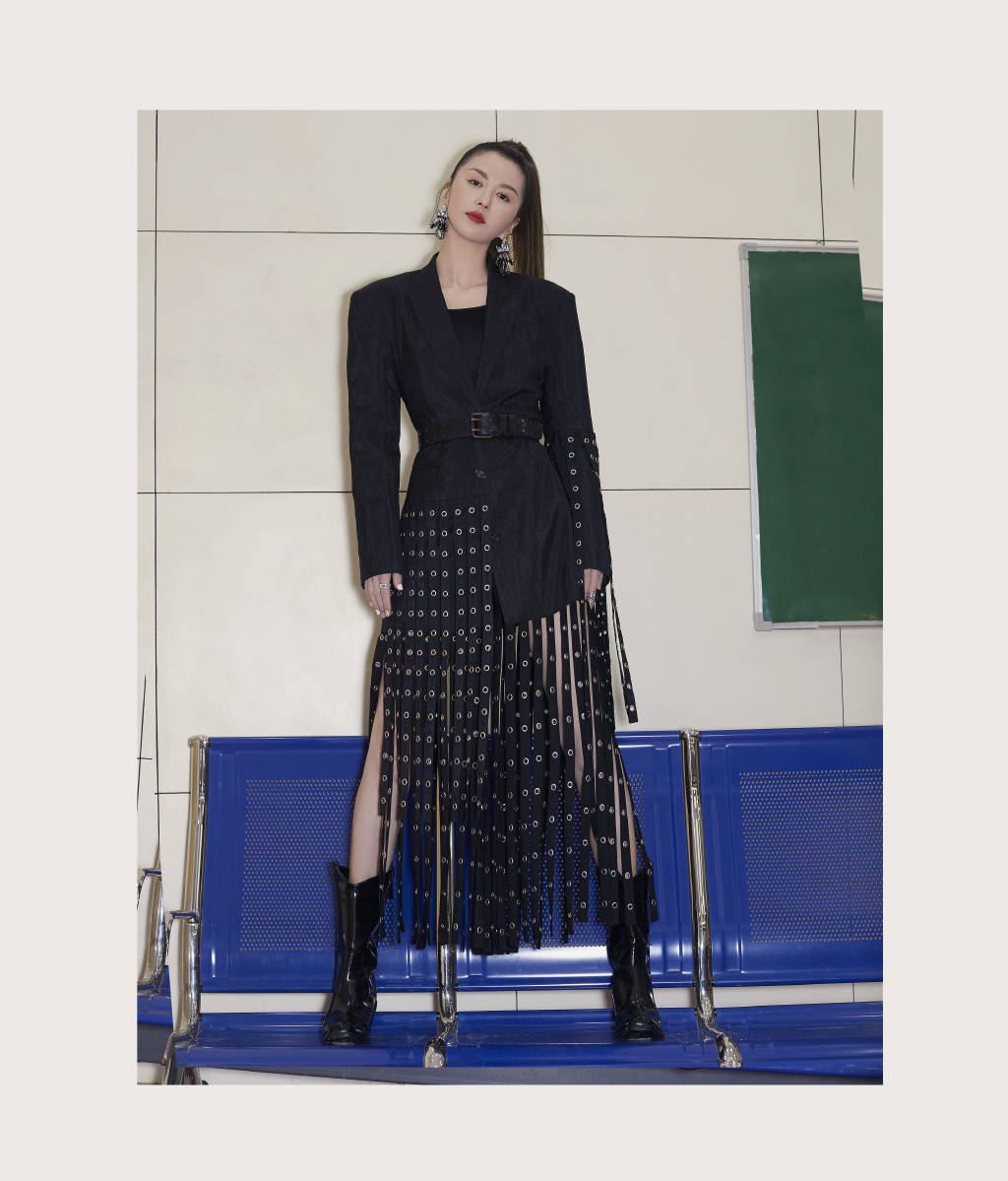 黑色|谭维维张杰同台实力飙歌，高马尾红唇妆，展现时尚率性魅力