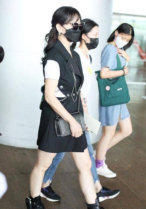 黑色|赵雅芝真的将近70岁?穿黑色背心马甲搭黑色短靴,太酷了!