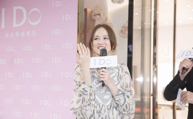 颜色|陈乔恩看起来好甜，虽然已经40多岁了，但依然不失少女的青春感