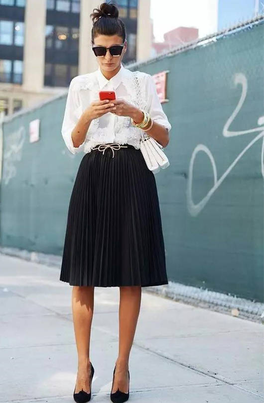 黑色|衬衫只能配牛仔裤?跟着杨颖搭百褶裙,引领流行新风潮