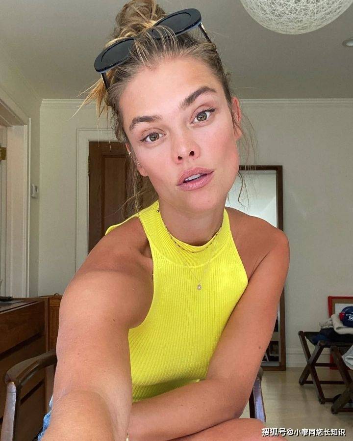写真照|国外超模妮娜Nina Agadal这身穿衣打扮,真暖心