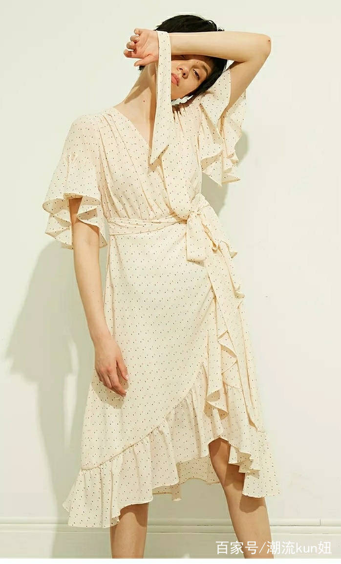 大气|女人要想优雅大气，这4款连衣裙，让你美一整个夏天，赶紧get