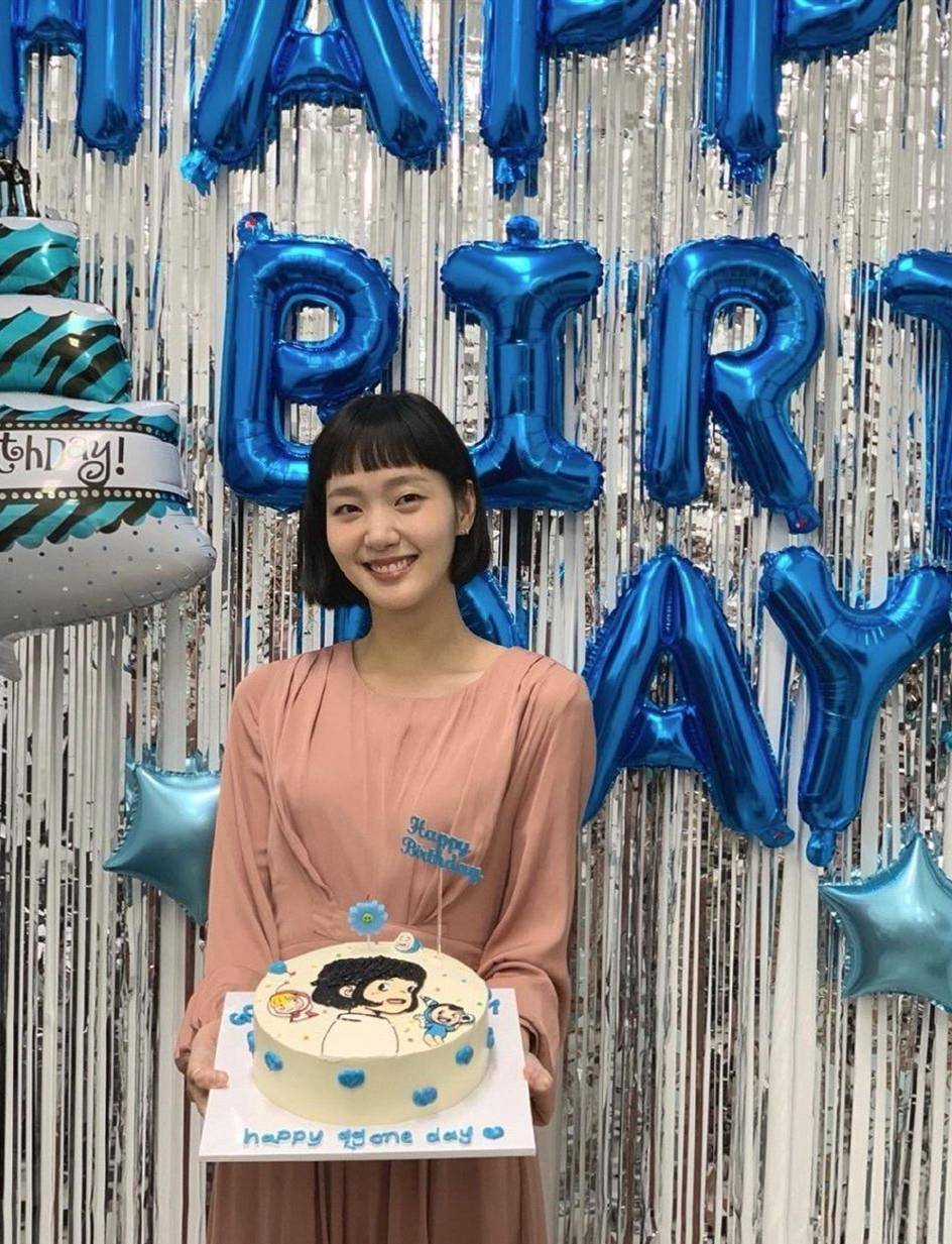 金高|金高银庆30岁生日,穿粉色长裙剪刀切刘海模样高级,露齿笑太治愈