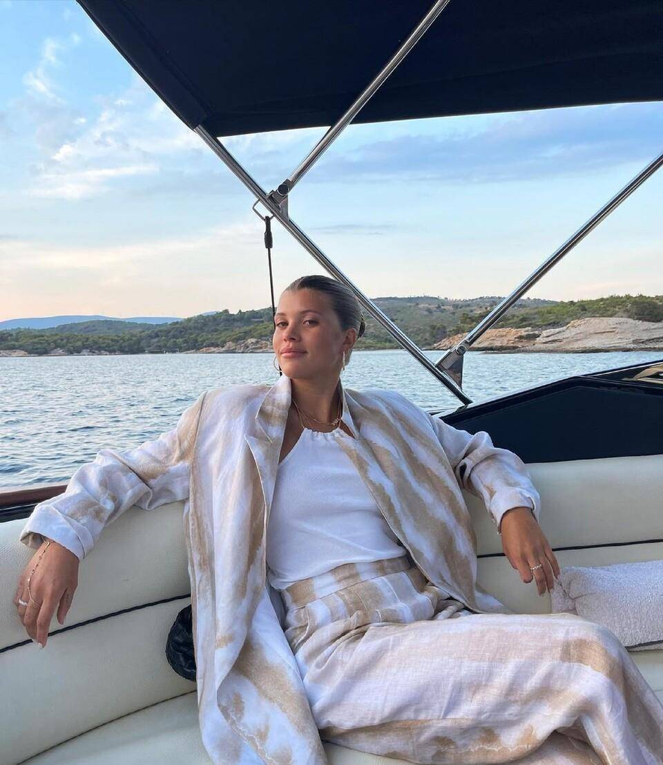 身材|条纹衬衫的清爽谁知道？胖瘦的妹子都能穿，选对款式老时髦了