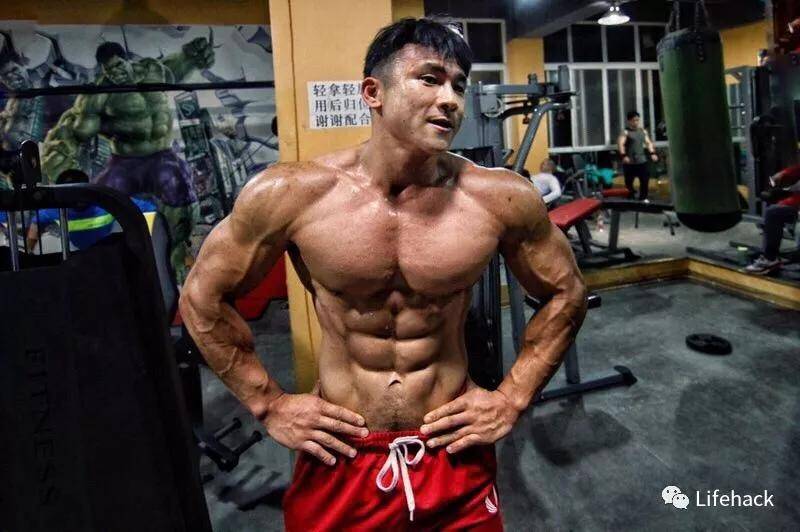 健美|39岁男警察身材照被曝光：撸铁15年成肌肉巨无霸，罪犯都不敢惹他