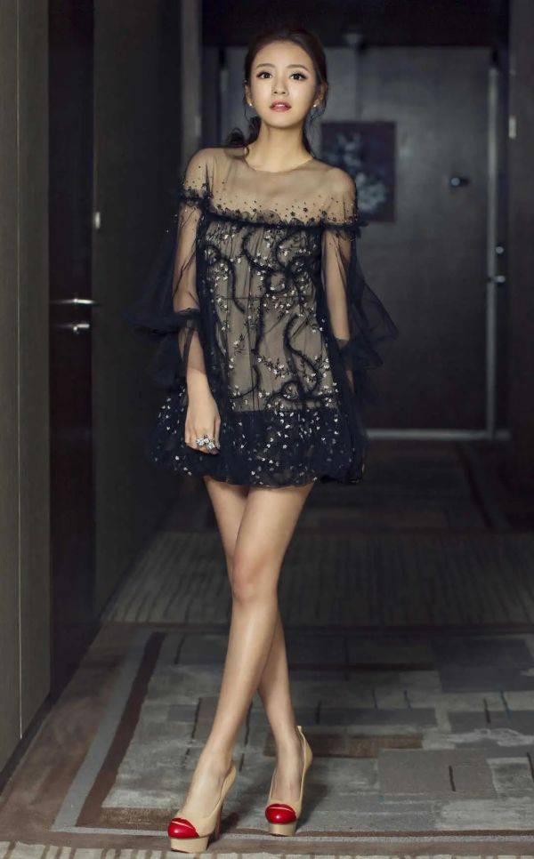 视觉|安以轩一家为大儿子庆生，穿露肩T恤配麻花辫像“少女”，太美了