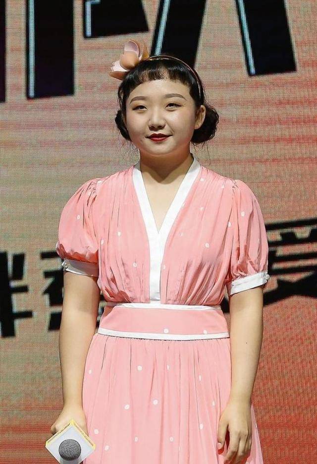 吊带|辣目洋子穿花哨裙子亮相，虽然长相普通，但脸蛋肉感十足很抢镜