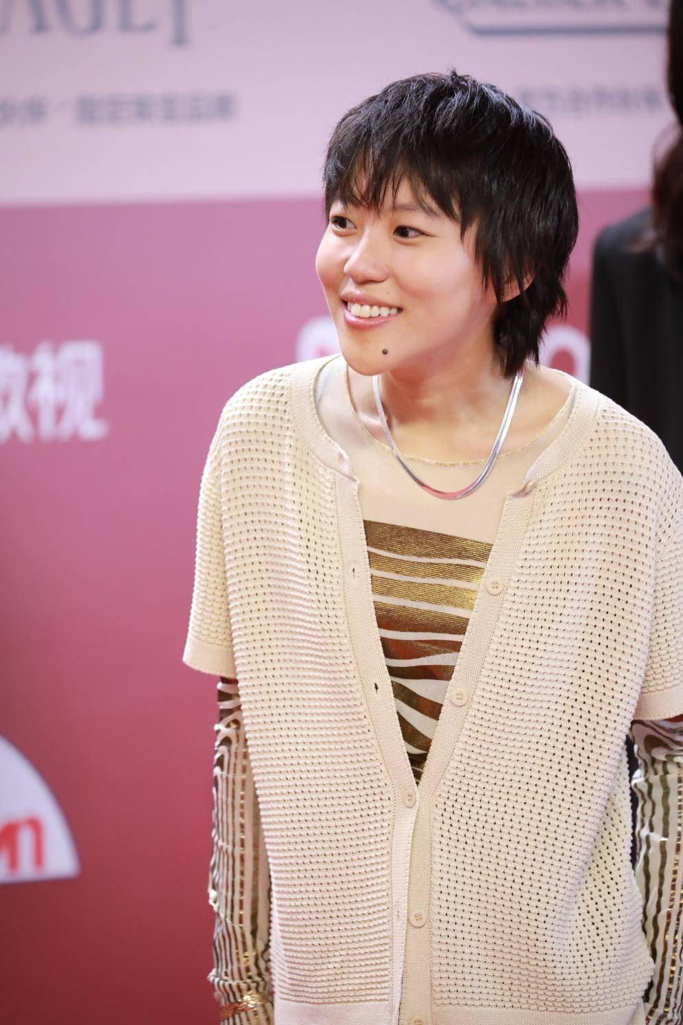 个性|窦靖童真做自己，走红毯不穿礼服却穿一身休闲装，潇洒气质太像妈